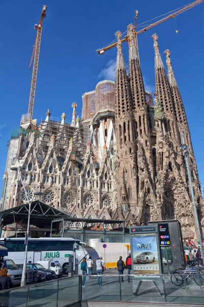 Turyści Podziwiający Okolicę Sagrada Familia — Zdjęcie stockowe