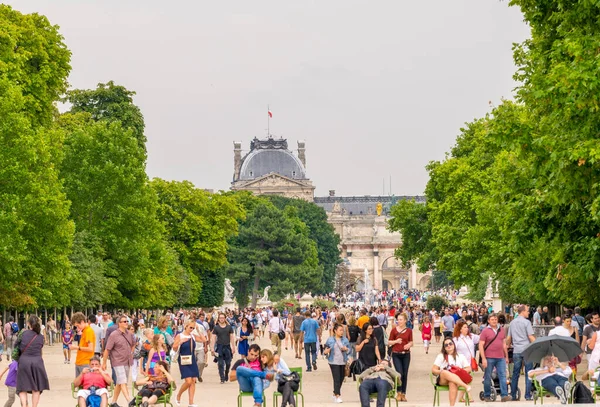 Parigi Luglio 2014 Turisti Passeggiano Lungo Giardini Delle Tuileries — Foto Stock
