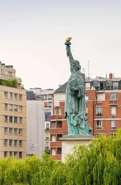 Statua Della Libertà Nel Cuore Del Paesaggio Urbano Parigi — Foto Stock