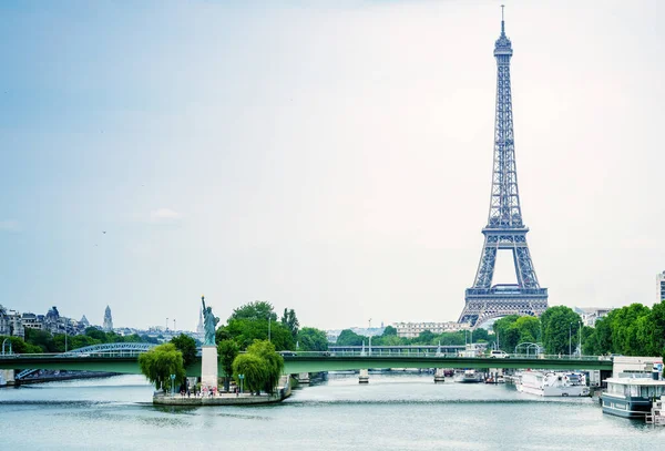 Ponte Grenelle Statue Liberty Eiffel Tower Париж Франция — стоковое фото