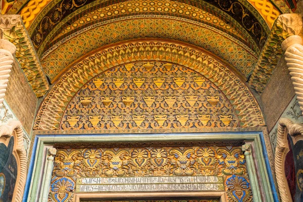 Echmiadzin大教堂钟楼内的装饰 — 图库照片
