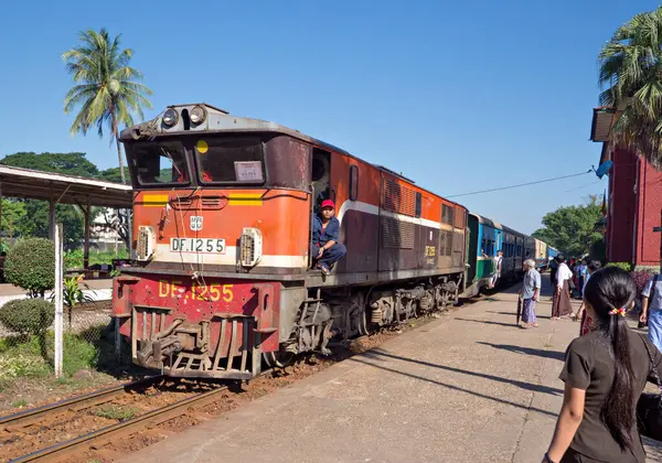 Treno Ferroviario Yangon Myanmar — Foto Stock