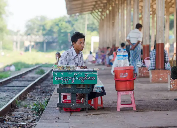 Vendedor Una Estación Tren Yangon Myanmar — Foto de Stock