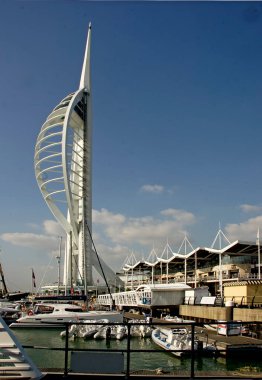 Portsmouth 'taki Spinnaker Tower' ın gündüz çekimi.