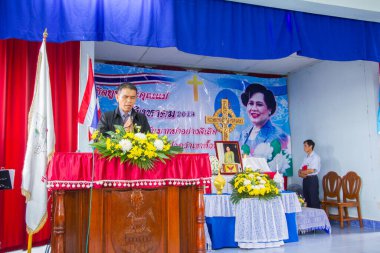 Tayland Kraliçesi Anneler Günü için dua ediyorum..