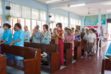 Tayland Kraliçesi Anneler Günü için dua ediyorum..