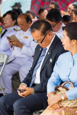 eski iş adamı cep telefonu kullanıyor