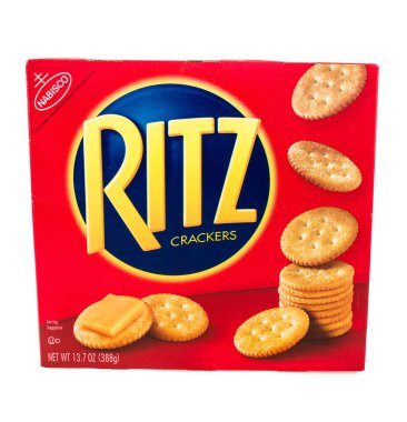 Beyaz arka planda Ritz krakerleri.