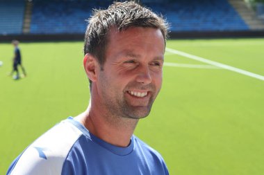 Ronny Deila 'nın arka plandaki portresi, kapat.