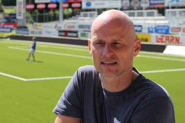 Arka planda Stle Solbakken erkek portresi, kapat