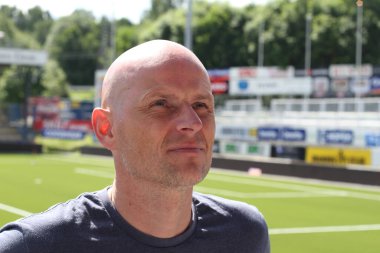 Arka planda Stle Solbakken erkek portresi, kapat