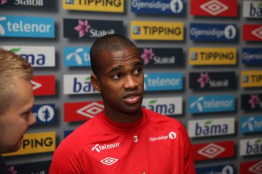 Arka planda Ola Kamara erkek portresi, kapat