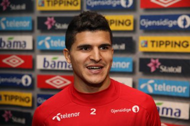 Arka planda Tarık Elyounoussi erkek portresi, kapatın.