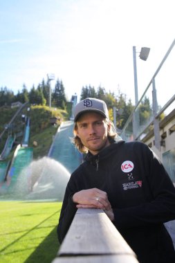 Bjrn Einar Romren 'in arka plandaki portresi, kapat.