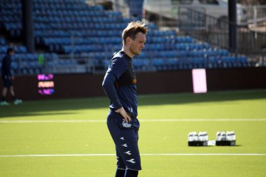 Futbolcu sahada antrenman yapıyor. Thomas Srum.