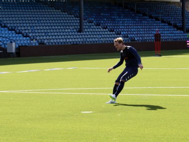 Futbolcu sahada antrenman yapıyor. Thomas Srum.