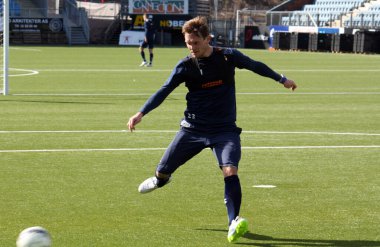 Futbolcu sahada antrenman yapıyor. Thomas Srum.