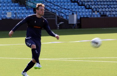 Futbolcu sahada antrenman yapıyor. Thomas Srum.