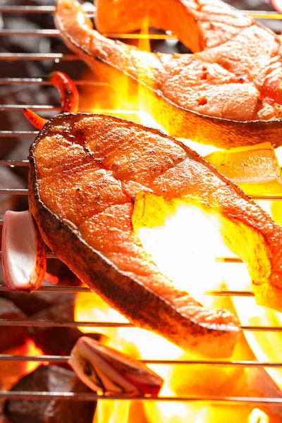 Steak Saumon Aux Légumes Sur Gril — Photo