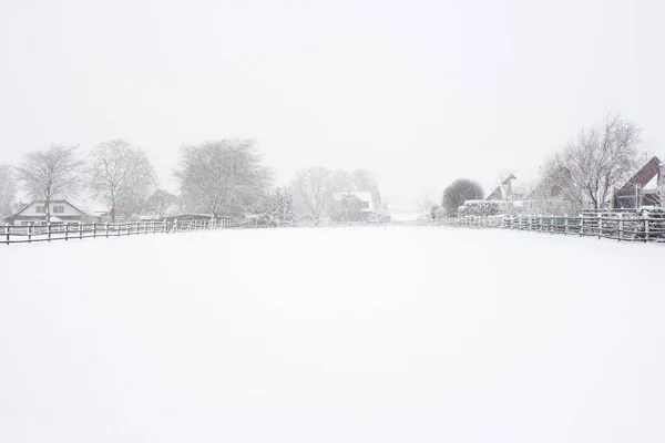 村の降雪 冬の風景 — ストック写真