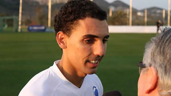 Mustafa Abdellaoue 球场上的足球运动员 — 图库照片