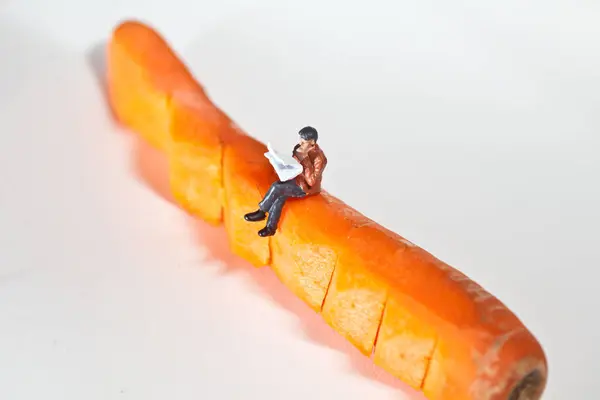 Miniature People Action Sitting Carrot — Stock Photo, Image