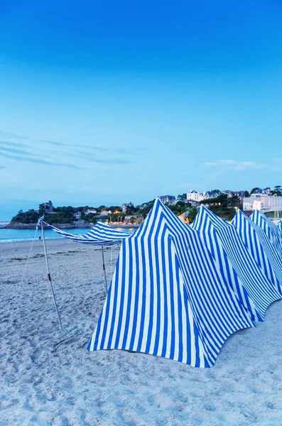 日没のビーチで白と青のテント — ストック写真