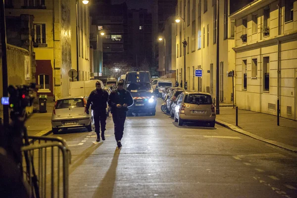 Полиция Идущая Ночной Городской Улице Париже Франция — стоковое фото
