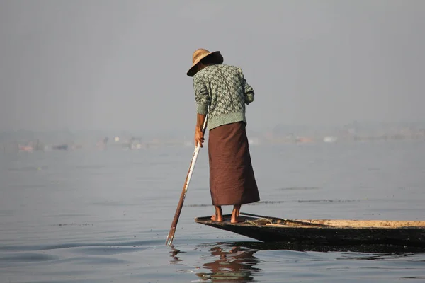 Woman Fishing Inle Lake — Stock Photo, Image