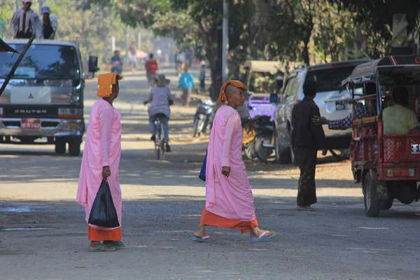Mandalay Myanmar November Boeddhistische Non Lopen Langs Een Straat Stad — Stockfoto