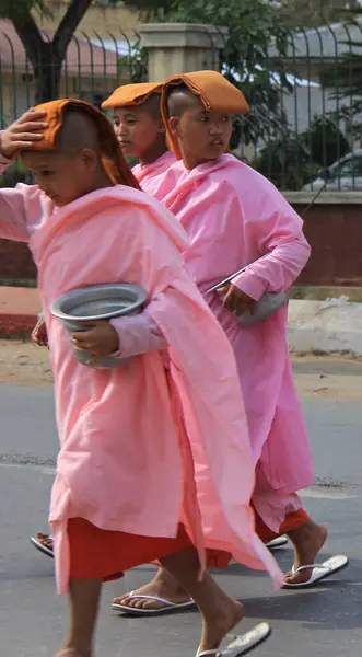 マンダレイ ミハンマール 2015年4月24日 仏教の修道女たちが街の通りを歩いている — ストック写真