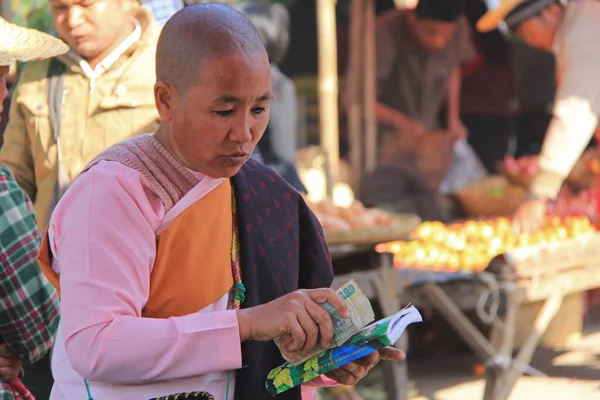 Mandalay Myanmar November Buddhistnunnan Går Längs Gata Staden Den November — Stockfoto