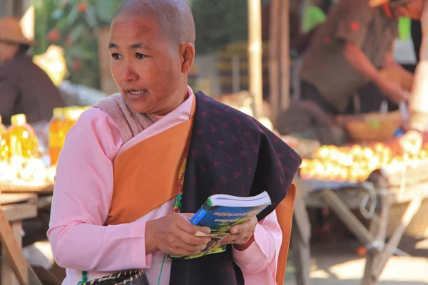 Mandalay Myanmar November Buddhistische Nonne Läuft November 2015 Mandalay Myanmar — Stockfoto