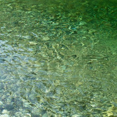 Yeşil nehir suyu doğa arka planında