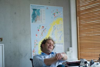 Frederic Hauge 'un arka plandaki portresi, kapat.