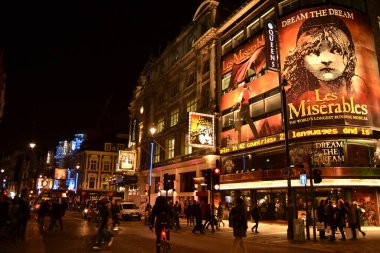 Londra Caddesi, gece. 
