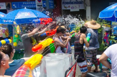 Bangkok, Tayland - 15 Nisan 2014: Songkran festivali, Tayland 'ın Bangkok kentindeki Khao San Yolu üzerinde düzenlenen geleneksel Tayland Yeni Yılı. 