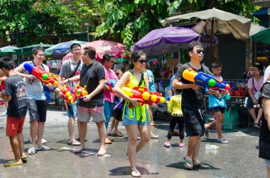 Bangkok, Tayland - 15 Nisan 2014: Songkran festivali, Tayland 'ın Bangkok kentindeki Khao San Yolu üzerinde düzenlenen geleneksel Tayland Yeni Yılı. 