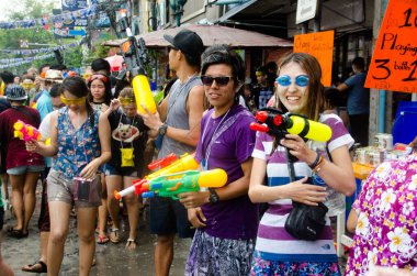 Bangkok, Tayland - 15 Nisan 2014: Songkran festivali, Tayland 'ın Bangkok kentindeki Khao San Yolu üzerinde düzenlenen geleneksel Tayland Yeni Yılı. 