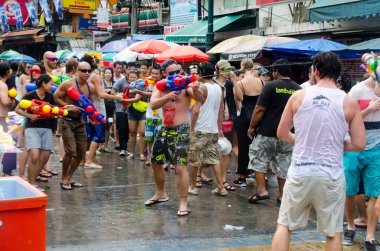 Bangkok, Tayland - 15 Nisan 2014: Songkran festivali, Tayland 'ın Bangkok kentindeki Khao San Yolu üzerinde düzenlenen geleneksel Tayland Yeni Yılı. 