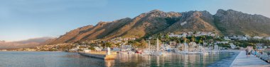 Gordons Bay harbor ve daHotantolarla-Holland Dağları Panoraması