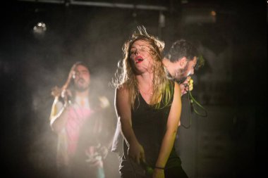 Brezilya funk ren geyiği etkisindeki elektropop grubu Bonde Do Rol Performansı, Oslo, Norveç