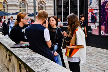 Londra Moda Haftası, Sokak Stili