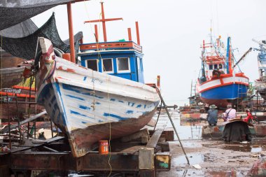 Tayland 'daki tersanede balıkçı tekneleri