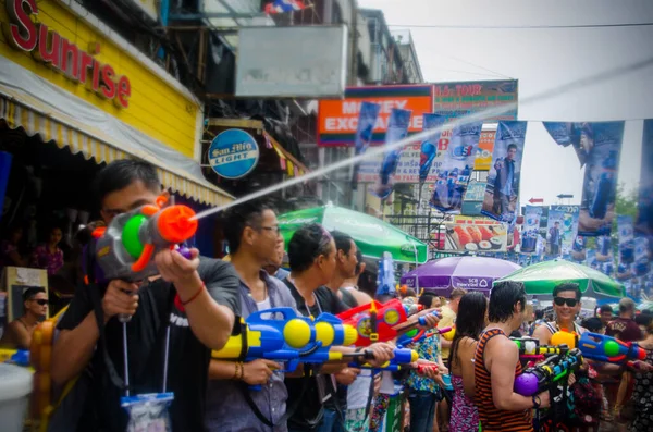 Bangkok, Tayland - 15 Nisan 2014: Songkran festivali, Tayland 'ın Bangkok kentindeki Khao San Yolu üzerinde düzenlenen geleneksel Tayland Yeni Yılı. 