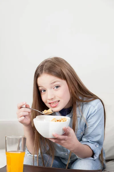 Kleines Mädchen Isst Müsli Beim Frühstück — Stockfoto