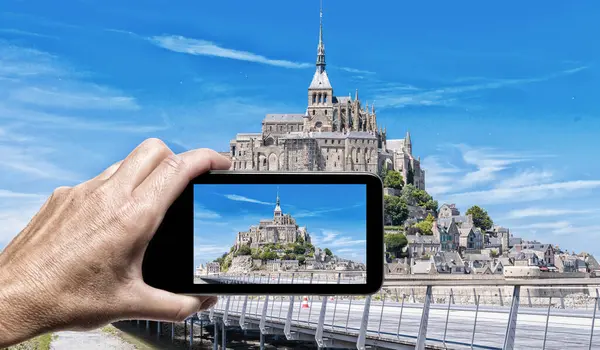Ženská Ruka Smartphone Vyfotit Mont Saint Michel — Stock fotografie