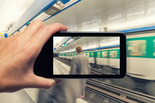 Kobieta Ręka Smartfonem Biorąc Zdjęcie Stacji Metra Paryżu — Zdjęcie stockowe