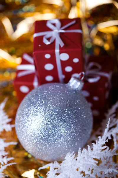お祝いの新年と背景のためのクリスマスの装飾のクローズアップショット — ストック写真