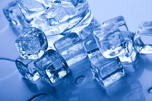 青と光沢のある氷のキューブ 新鮮な背景 — ストック写真